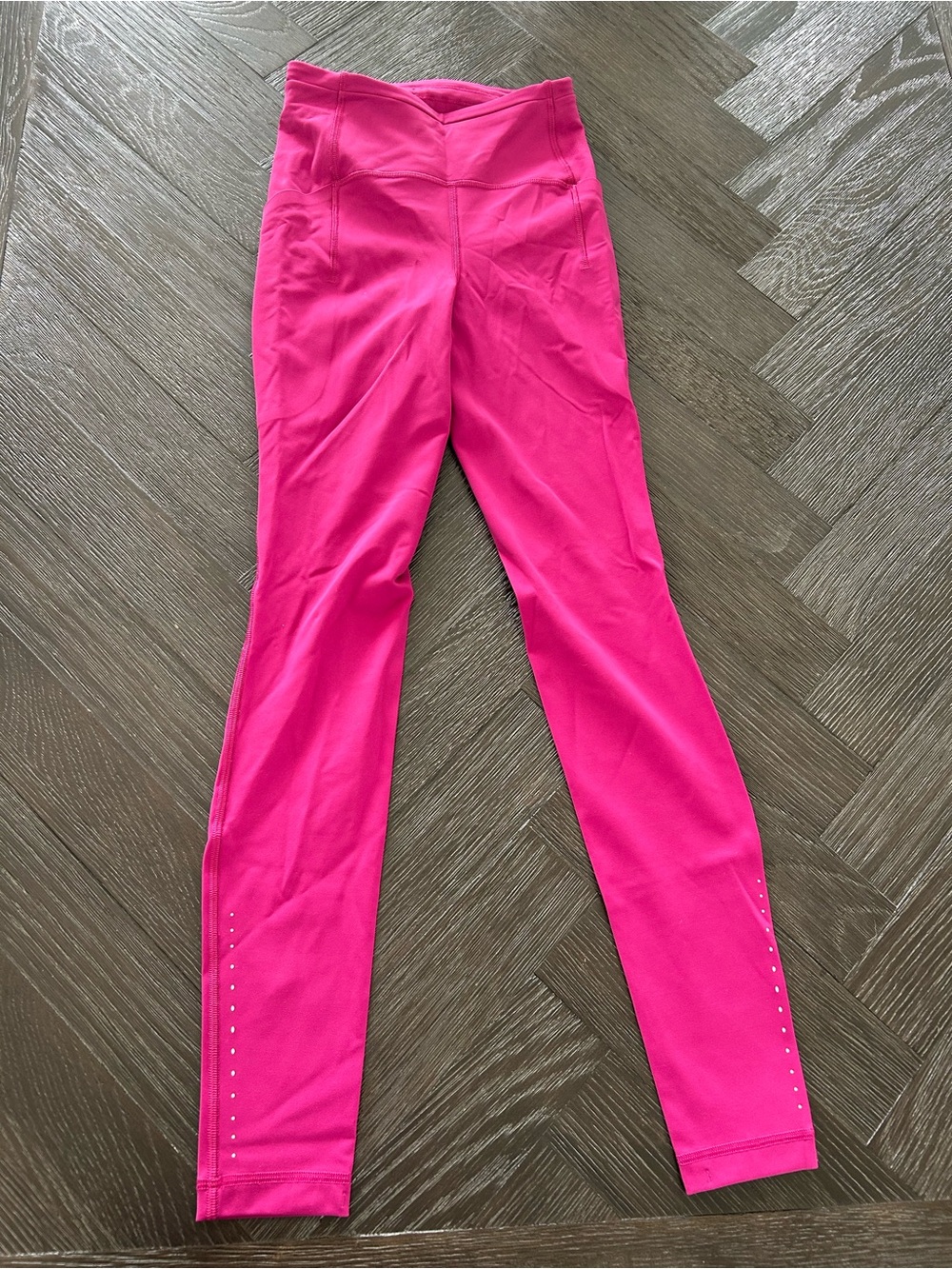 Lululemon Fuchsia Performance Sz 2 Leggings with V-Waist Detail